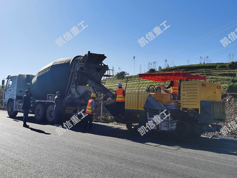 公路路緣石（shí）滑膜機施工