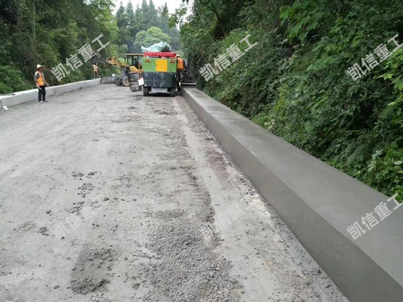 路(lù)緣石滑模機